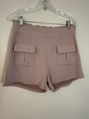 Kittenish tan ribbed ruffle waist zip shorts back pockets SZ M